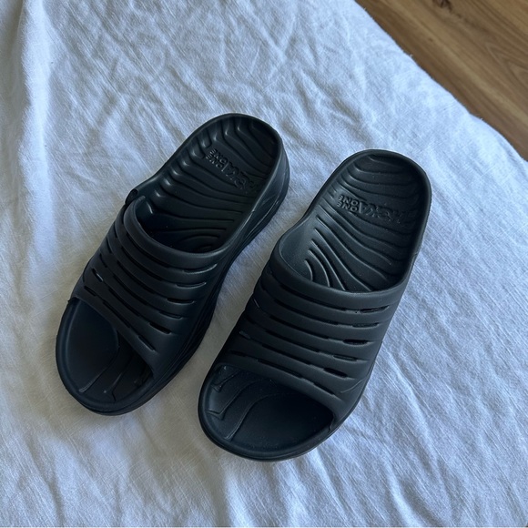 New/Flawed Hoka One One Unisex Sandals Ora Recovery Slide Casual Slip-On - Picture 1 of 4